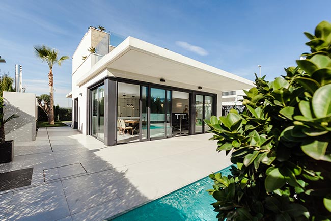 Moderne woning met zwembad en terras